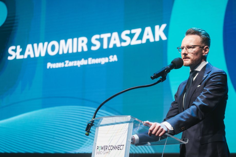 Zarząd Energi przygotował raport zawierający cztery scenariusze dla gdańskiej spółki. Najbardziej dalekosiężny, rekomendowany przez zarząd Energi, zakłada oddzielenie się od Orlenu, który obecnie kontroluje spółkę, i przejęcie jego aktywów energetycznych. Business Insider Polska uzyskał dostęp do pełnego raportu przygotowanego przez Energę. Według naszych źródeł, pomysł ten nie został zaakceptowany przez Orlen. Spółka wciąż oczekuje na wyniki prac wynajętego doradcy, który analizuje opcje strategiczne dla Energi. Prezes Energi Sławomir Staszak chce przejść do zarządu Orlenu