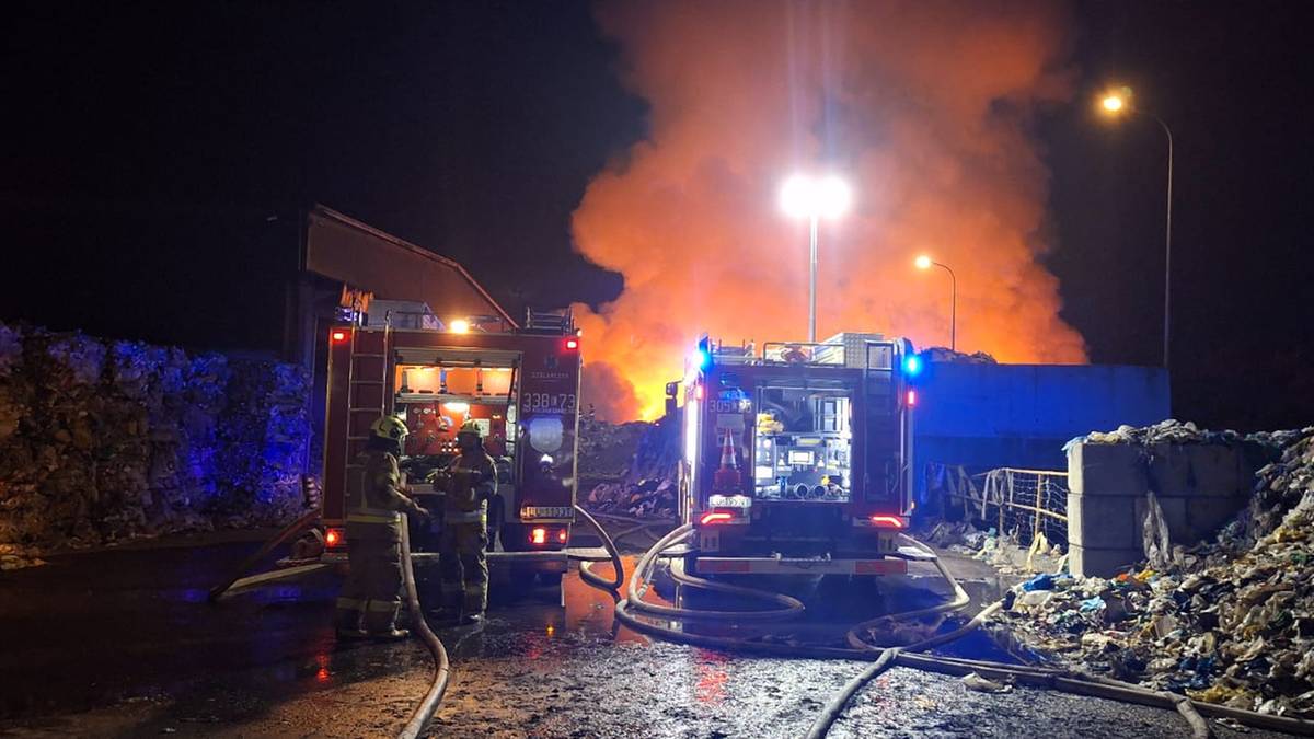 Pożar strawił składowisko odpadów w Bełżycach Na Lubelszczyźnie wybuchł ogromny pożar. Władze apelują do mieszkańców.