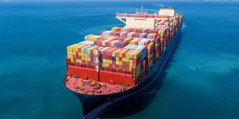 Obawy w sektorze handlu detalicznego są bez wątpienia przesadzone. Z dniem 29 sierpnia 2025 r. Stany Zjednoczone zniosły wyjątek de minimis dla importu o wartości poniżej 800 USD. Ten krok sfinalizował rozporządzenie wykonawcze wprowadzone przez Donalda Trumpa 30 lipca, które wcześniej w maju zniosło wyjątek dla przesyłek z Chin i Hongkongu, a teraz rozszerzyło tę politykę na cały świat. Teraz wszystkie przesyłki – niezależnie od rozmiaru – wymagają pełnej dokumentacji i uiszczenia opłat celnych podczas odprawy celnej. Koniec ery tanich paczek wstrząśnie sektorem e-commerce. Zapłacimy znacznie więcej. - INFBusiness