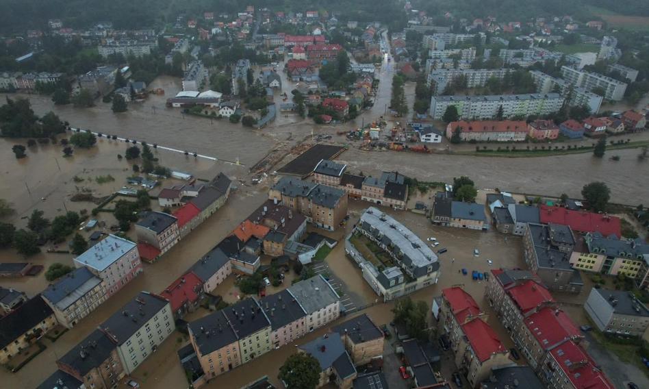 Rok po powodzi z 2024 roku, pozostałości po katastrofie wciąż są widoczne w Głuchołazach i okolicznych miejscowościach. Władze miejskie informują, że ponad 50% poszkodowanych gospodarstw domowych kontynuuje prace remontowe w swoich domach. W Głuchołazach ponad połowa poszkodowanych wciąż remontuje swoje mieszkania.