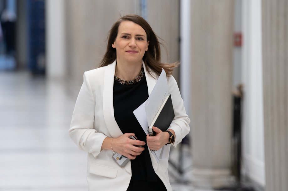 Zarząd Energi przygotował raport zawierający cztery scenariusze dla gdańskiej spółki. Najbardziej dalekosiężny, rekomendowany przez zarząd Energi, zakłada oddzielenie się od Orlenu, który obecnie kontroluje spółkę, i przejęcie jego aktywów energetycznych. Business Insider Polska uzyskał dostęp do pełnego raportu przygotowanego przez Energę. Według naszych źródeł, pomysł ten nie został zaakceptowany przez Orlen. Spółka wciąż oczekuje na wyniki prac wynajętego doradcy, który analizuje opcje strategiczne dla Energi. Agnieszka Pomaska, wpływowa pomorska posłanka Koalicji Obywatelskiej, skrytykowała Orlen za przejęcie kontroli nad Energą i Lotosem za rządów PiS.