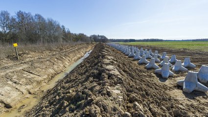 40 km rowów przeciwpancernych i 600 bunkrów. Estonia oddziela się od Rosji.
