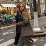 Czy praca na poziomie L4 będzie możliwa? Zmiany w zwolnieniach lekarskich nadchodzą. Kobiety przechodzące przez przejście dla pieszych w eleganckich ubraniach roboczych.
