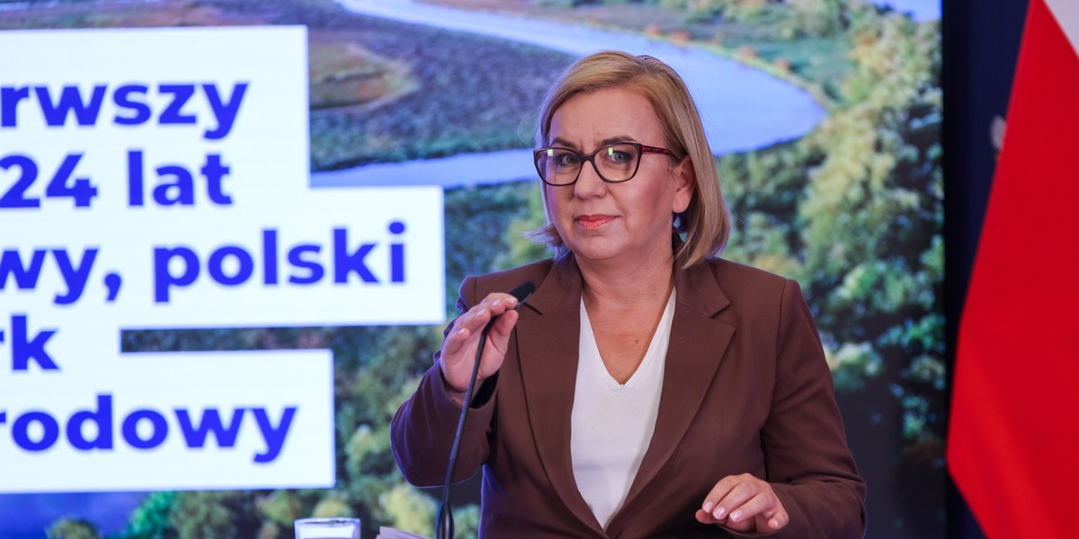 W środę rząd przyjął ustawę powołującą Park Doliny Dolnej Odry, ogłosiła minister klimatu Paulina Hennig-Kloska. Nowy park ma powstać w województwie zachodniopomorskim w 2026 roku i objąć obszar 3800 hektarów. Byłby to również pierwszy nowy park narodowy od 24 lat. Utworzenie nowego parku mogłoby utrudnić funkcjonowanie przyszłego portu kontenerowego w Świnoujściu. Rząd rozważa prezydenckie weto. Minister klimatu i środowiska Paulina Hennig-Kloska podczas konferencji prasowej w siedzibie ministerstwa w Warszawie