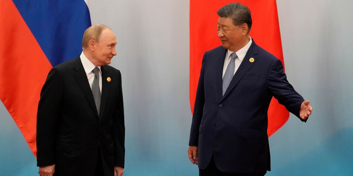 Podczas szczytu w Tianjinie prezydent Chin Xi Jinping przedstawił swoją wizję zrewitalizowanych ram bezpieczeństwa i wzrostu gospodarczego w ramach Szanghajskiej Organizacji Współpracy. Dwudniowe wydarzenie (31 sierpnia – 1 września) podkreśliło jego dążenie do wielobiegunowego systemu globalnego i bardziej sprawiedliwego modelu zarządzania, pozycjonując je jako wyzwanie dla hegemonii USA. Xi Jinping przedstawia nowe porozumienie. Putin omawia