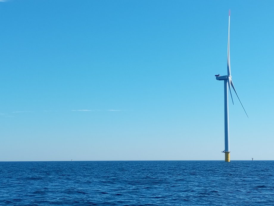 W ciągu godziny jedna turbina na morskiej farmie wiatrowej Baltic Power może naładować ponad 314 000 telefonów komórkowych lub 147 samochodów elektrycznych. Może również zapewnić energię elektryczną trzem gospodarstwom domowym przez rok. Morska rewolucja w polskiej energetyce już trwa, a my widzieliśmy ją na własne oczy. Jedna turbina w farmie Baltic Power będzie miała moc 15 MW. Jedna godzina pracy wystarczy na zasilenie trzech gospodarstw domowych przez rok.