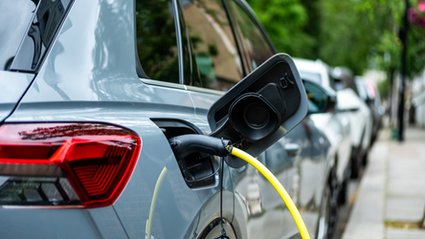 Europa ogranicza zakupy ropy naftowej. Na drogach jest więcej samochodów elektrycznych.