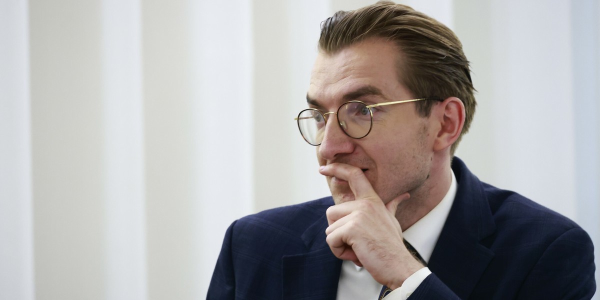 Polska osiągnęła znaczący kamień milowy w realizacji budżetu UE na lata 2021-2027, przekraczając 50% przyznanych środków, ogłosił w wywiadzie dla mediów wiceminister funduszy i polityki regionalnej Jan Szyszko. Do tej pory zakontraktowano 160 mld zł, co stanowi połowę całkowitej kwoty przeznaczonej na różnego rodzaju inwestycje, od klimatycznych po gospodarcze. Jan Szyszko