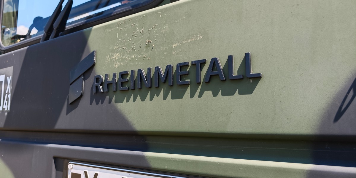 Niemiecka firma zbrojeniowa Rheinmetall będzie produkować pociski artyleryjskie dla ukraińskiego wojska w nowej fabryce zbrojeniowej na Ukrainie, ogłosił w czwartek minister obrony Ukrainy Denys Szmyhal. W środę wyznaczono miejsce budowy nowego zakładu w „bezpiecznym regionie”. Pojazd Rheinmetall (zdjęcie ilustracyjne)