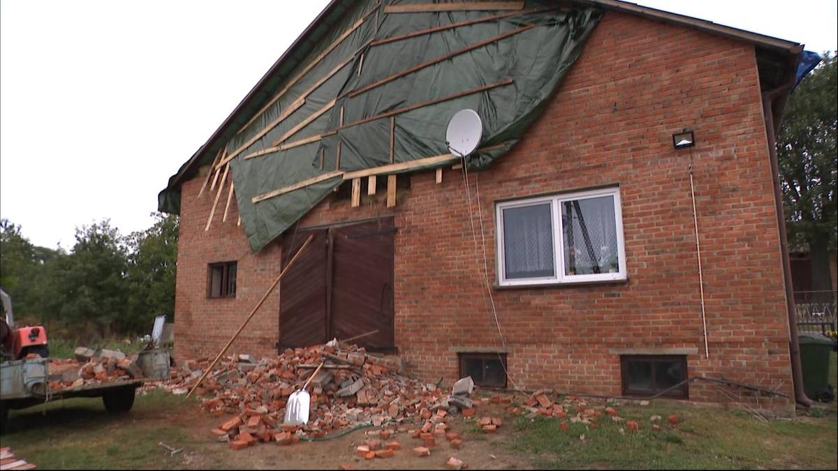 Zerwane dachy, zalane ulice. Krajobraz po burzach.