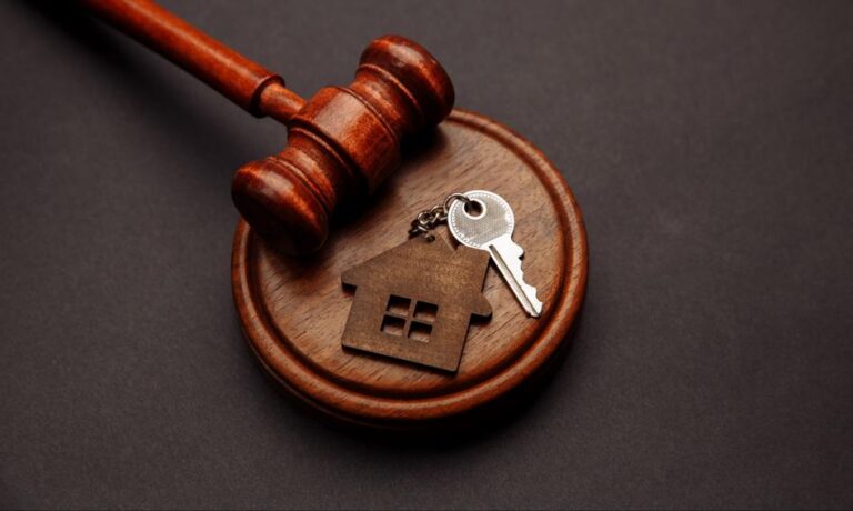 W postępowaniach egzekucyjnych pierwszeństwo będą miały licytacje elektroniczne, zgodnie z nowelizacją Kodeksu postępowania cywilnego, którą Senat zatwierdził w środę. Obecnie tradycyjne licytacje publiczne są standardowym sposobem postępowania w sprawach dotyczących nieruchomości. Senat przyjął nowelizację ustawy, która stanowi, że w postępowaniu egzekucyjnym z nieruchomości normą będą licytacje elektroniczne. - INFBusiness