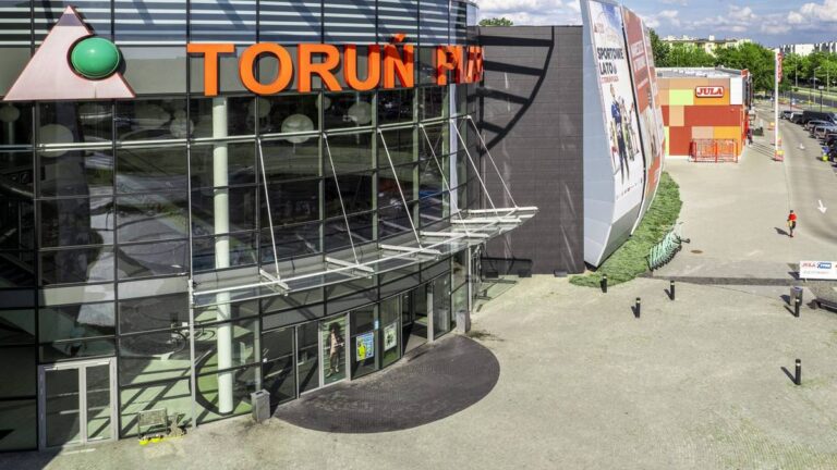 Ewakuacja w centrum handlowym w Toruniu. Sufit budynku zawalił się. - INFBusiness