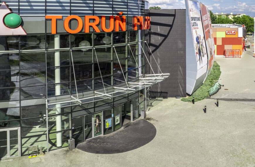 Ewakuacja w centrum handlowym w Toruniu. Sufit budynku zawalił się.