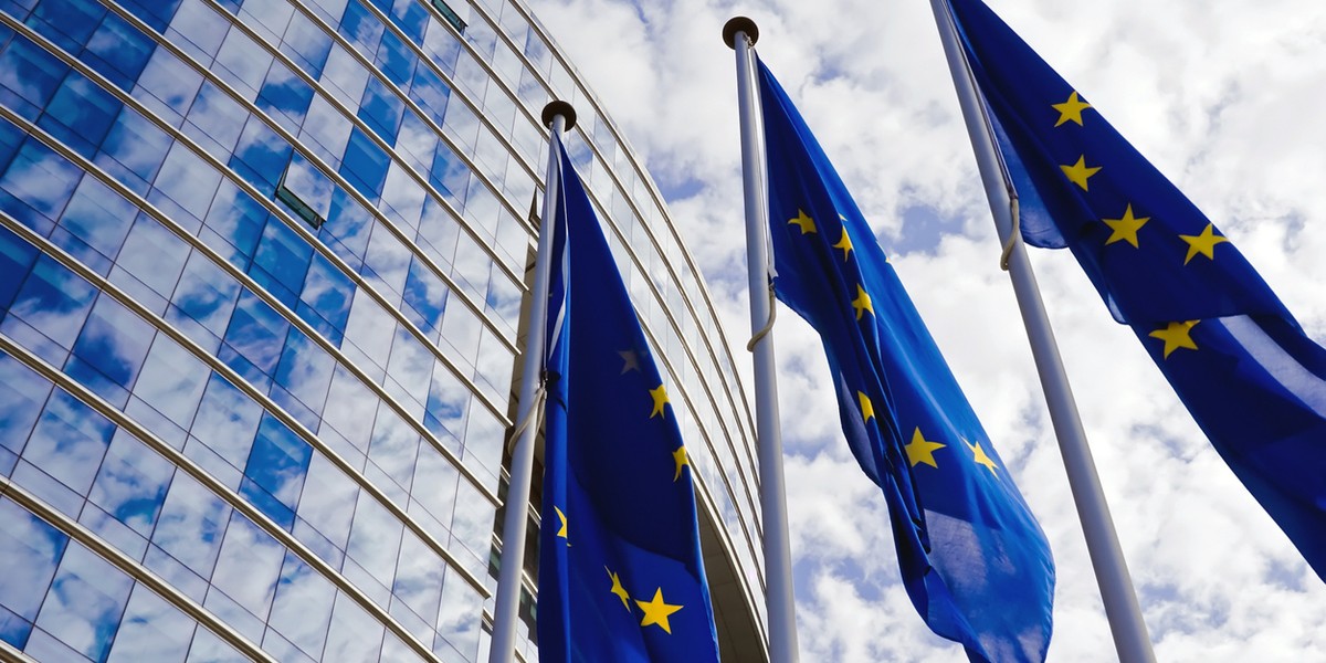 Najnowsze dane Eurostatu wskazują, że w 2024 r. średnio 6,4% mieszkańców Unii Europejskiej żyło w warunkach poważnego ubóstwa materialnego i społecznego. Oznacza to niewielką poprawę w skali UE – wskaźnik spadł o 0,4 punktu procentowego w porównaniu z rokiem poprzednim. W 2024 r. średnio 6,4% populacji UE zmagało się z poważnym ubóstwem materialnym i społecznym.