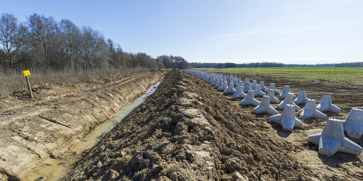 Zdjęcie ilustracyjne: rów przeciwpancerny pod Braniewem