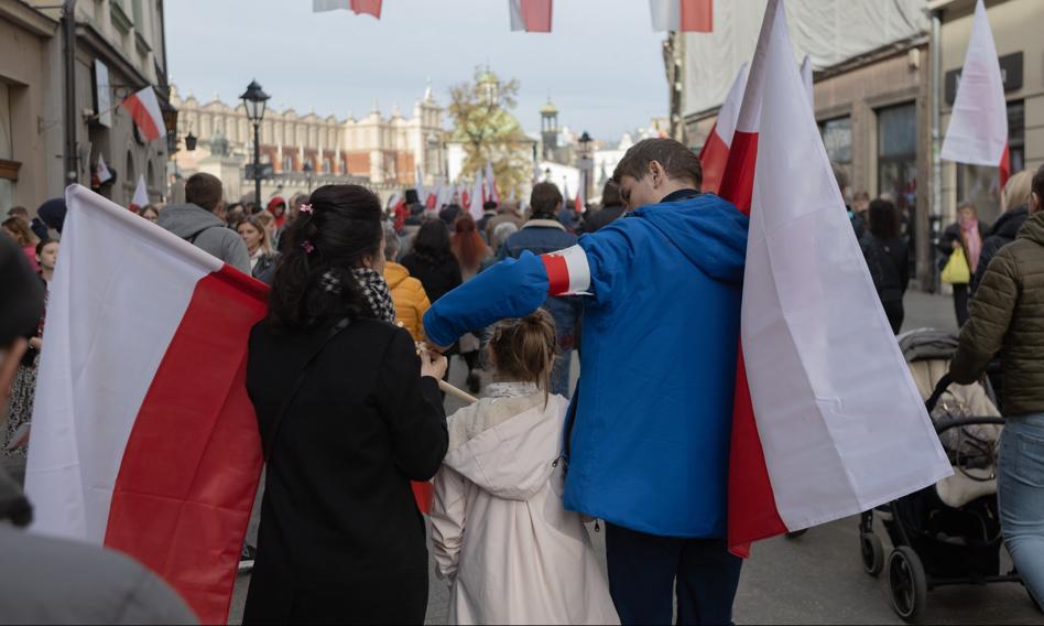 Zasiłki mieszkaniowe dla uprzywilejowanej mniejszości, zwiększone jednorazowe wypłaty dla przedsiębiorstw rodzinnych i podatki nakładane nawet w okresach dekoniunktury na rynkach finansowych. Choć te zmiany fiskalne mają na celu wyeliminowanie luk prawnych, ostatecznie dotkną szerokie spektrum podatników. Zaktualizowane przepisy podatkowe będą miały znaczący wpływ na obywateli. Rodziny, małe firmy i właściciele nieruchomości odczują straty.