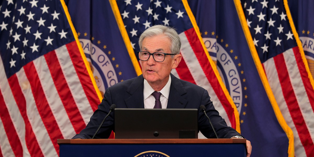 17 września Rezerwa Federalna USA podjęła decyzję o obniżeniu stóp procentowych o 25 punktów bazowych. Była to pierwsza taka decyzja od grudnia ubiegłego roku, a Fed zapowiedział również możliwość dwóch kolejnych obniżek przed końcem roku. Dlaczego bank centralny zdecydował się na ten krok w czasie, gdy inflacja nadal budzi obawy? Dlaczego Fed obniżył stopy procentowe, skoro inflacja nadal budzi obawy