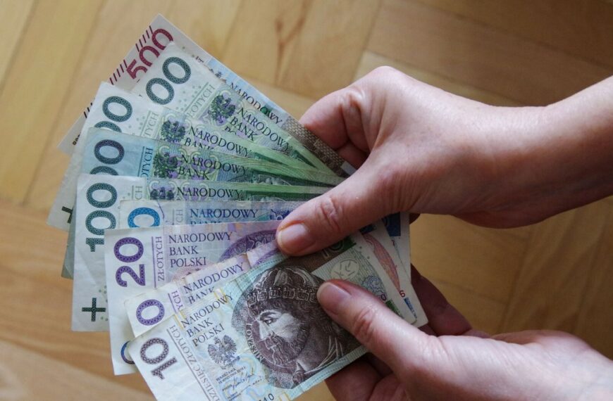 Boom na fryzjerstwo. 12 tys. zł i zero papierkowej roboty, szukają pracownika…