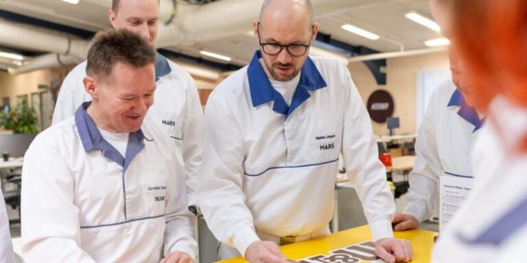Fabryka czekolady w Janaszówku nieprzerwanie od trzech dekad produkuje uwielbiane produkty kultowych marek Mars. Mało kto wie, że batony Snickers, Twix i M&M's, produkowane w Sochaczewie, są sprzedawane w ponad 50 krajach na całym świecie. Nawet 4,3 mln wyrobów czekoladowych dziennie – fabryka Marsa w Janaszówku świętuje 30-lecie działalności - INFBusiness
