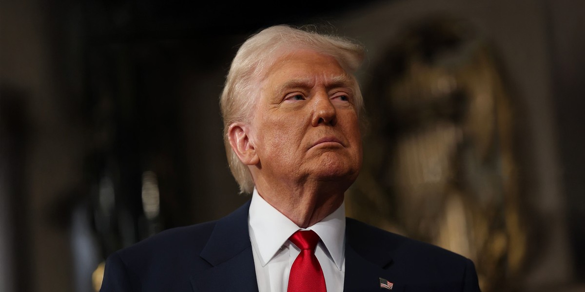 Prezydent Stanów Zjednoczonych Donald Trump wniósł pozew przeciwko „New York Timesowi”, oskarżając go o bycie rzecznikiem Partii Demokratycznej. Zarzuca gazecie rozpowszechnianie fałszywych informacji i otwarte wspieranie jego rywalki, Kamali Harris, podczas ostatnich wyborów prezydenckich. Domaga się 15 miliardów dolarów odszkodowania. Donald Trump