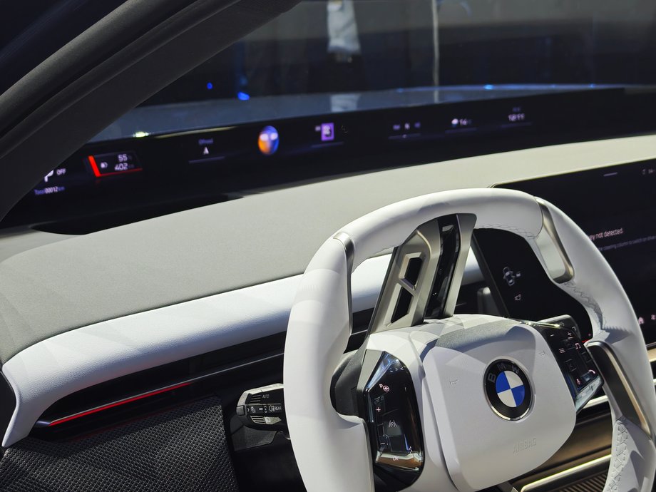BMW zaprezentowało swojego nowego elektrycznego SUV-a iX3. Firma podkreśla jednak, że nie jest to po prostu nowy pojazd w ofercie, ale raczej zapowiedź zupełnie nowego podejścia do designu motoryzacyjnego. Samochód ma zapowiadać „nową klasę”. Nowe BMW nie będą już miały tradycyjnych zestawów wskaźników. Najważniejsze informacje dla kierowcy będą wyświetlane bezpośrednio pod przednią szybą.