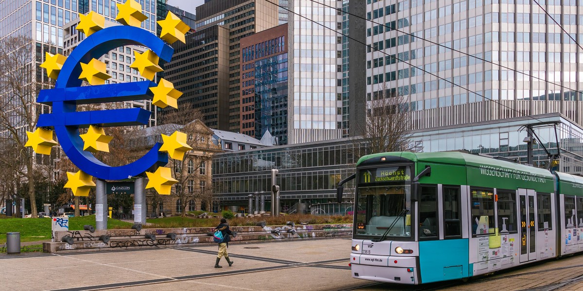 Najnowsze dane PMI dla sektora produkcyjnego strefy euro pokazują, że po raz pierwszy od połowy 2022 roku przekroczył on próg wzrostu, czyli okresu, w którym groźba kosztownego wydobycia surowców, wysoka inflacja i niestabilność spowodowana konfliktem na Ukrainie wywierały presję na europejską gospodarkę. To pierwsze przekroczenie granicy 50 punktów od czerwca 2022 roku. Wskaźnik PMI dla sektora wytwórczego w strefie euro osiągnął w lipcu 2025 r. 50,7 punktów, co oznacza pierwsze przekroczenie kluczowego progu 50 punktów od ponad trzech lat.