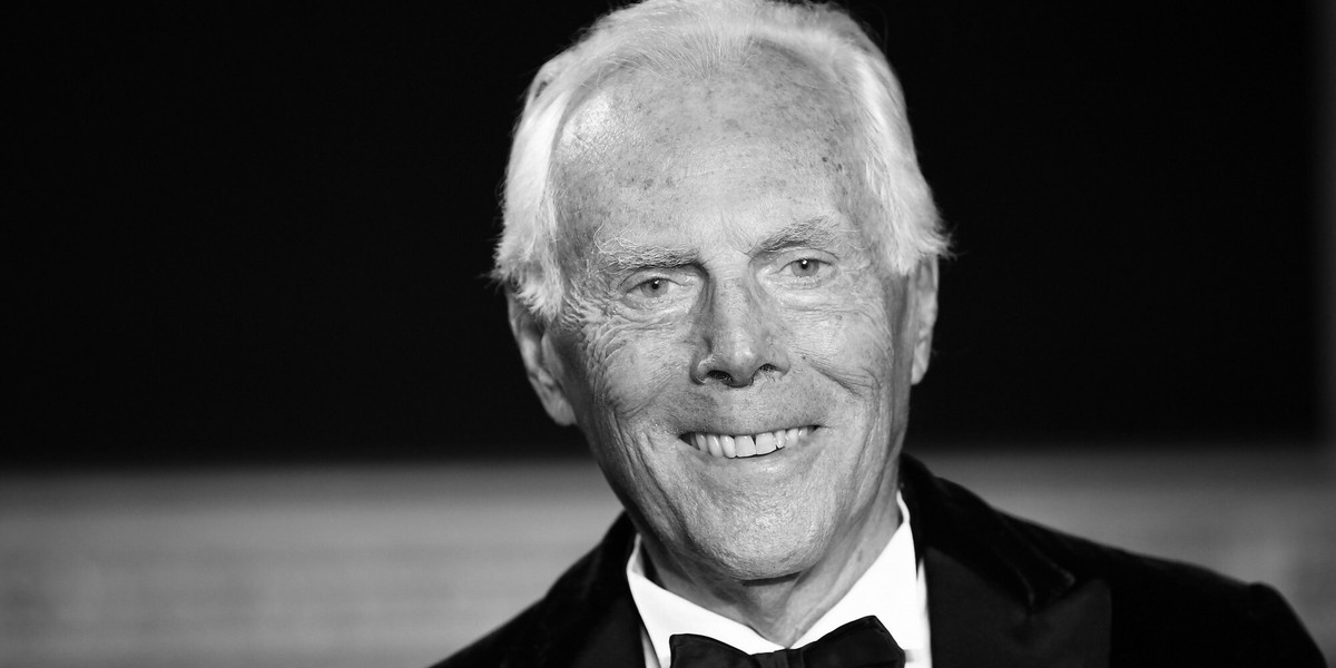 Znany włoski projektant i ikona mody Giorgio Armani zmarł w wieku 91 lat, jak donosi włoski dziennik La Repubblica. Jego imperium modowe oficjalnie potwierdziło tę wiadomość w komunikacie prasowym. Giorgio Armani zmarł w wieku 91 lat.