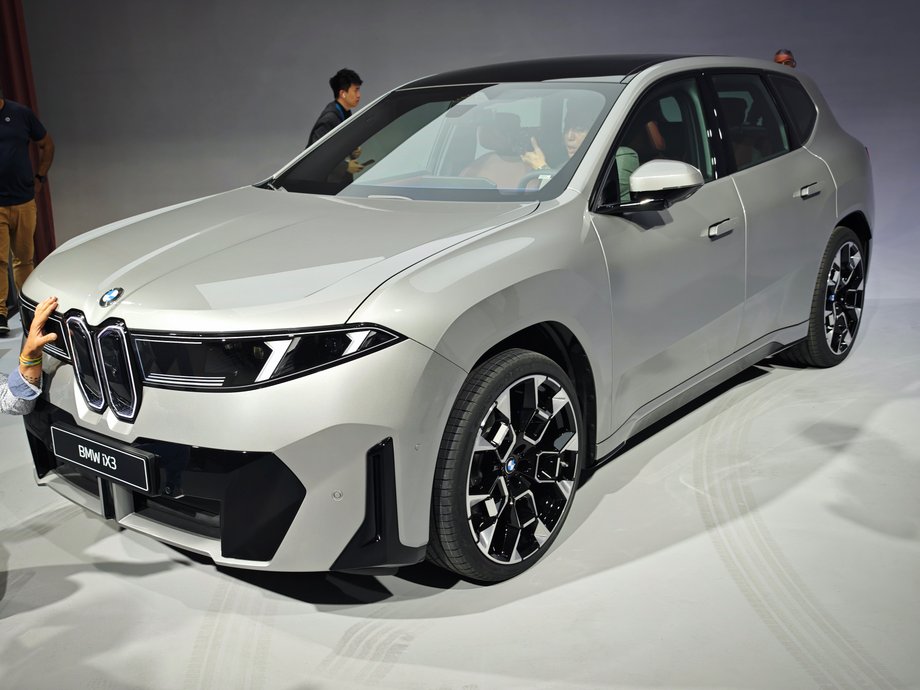 BMW zaprezentowało swojego nowego elektrycznego SUV-a iX3. Firma podkreśla jednak, że nie jest to po prostu nowy pojazd w ofercie, ale raczej zapowiedź zupełnie nowego podejścia do designu motoryzacyjnego. Samochód ma zapowiadać „nową klasę”. Nowy model BMW obiecuje