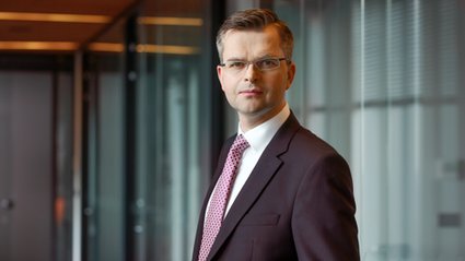 Decyzje agencji ratingowych są żółtą kartką dla polityków.