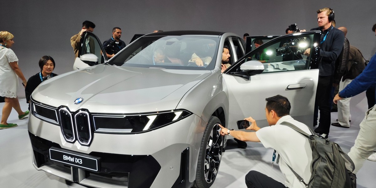 BMW zaprezentowało swojego nowego elektrycznego SUV-a iX3. Firma podkreśla jednak, że nie jest to po prostu nowy pojazd w ofercie, ale raczej zapowiedź zupełnie nowego podejścia do designu motoryzacyjnego. Samochód ma zapowiadać „nową klasę”. Premiera iX3