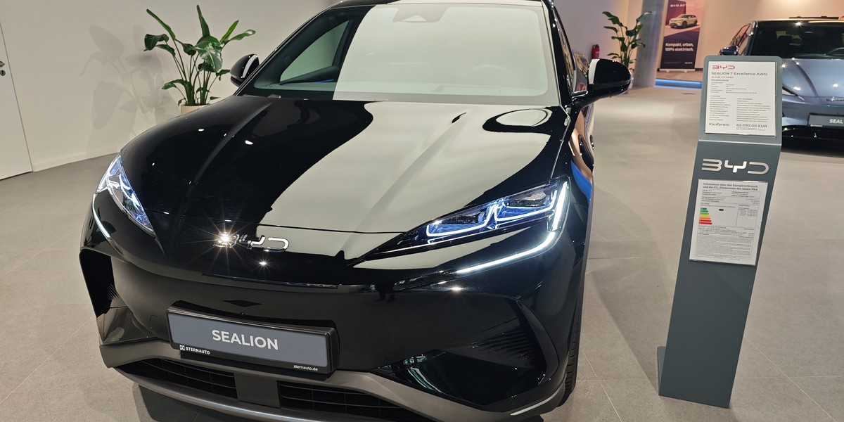 Pomimo unijnych ceł na chińskie samochody elektryczne, sprzedaż chińskich samochodów w Europie Zachodniej rośnie, wynika z raportu niemieckiej firmy analitycznej Schmidt Automotive Research. Jednak krajowi producenci starają się utrzymać swoją pozycję rynkową, oferując nowe, tańsze modele. Samochód chińskiej marki BYD