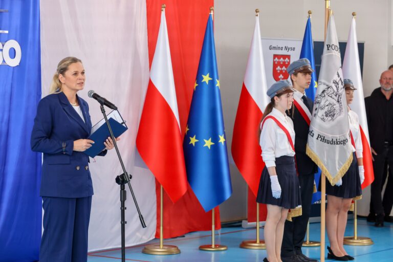 Czy prace domowe powinny wrócić do szkół? Wiemy, co myślą Polacy. Wyniki sondażu. - INFBusiness