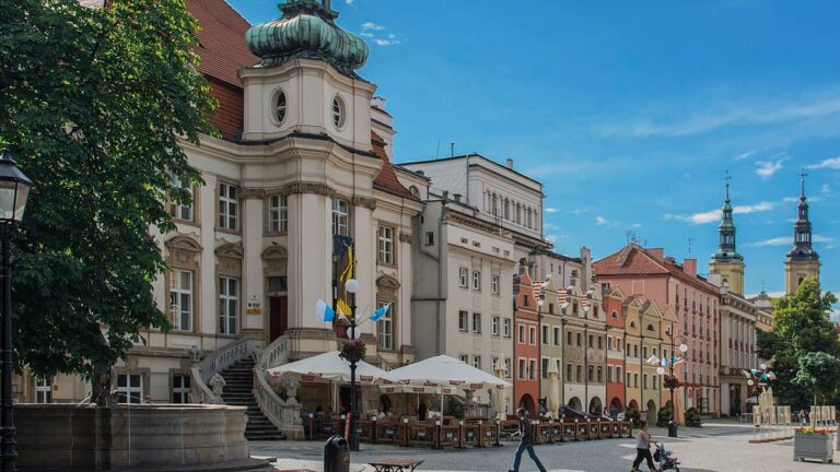 Legnica. Mieszkańcy zdecydują, czy chcą wprowadzić zakaz wjazdu w nocy. Kolejne miasto z zakazem wjazdu w nocy? Burmistrz zapowiada konsultacje - INFBusiness