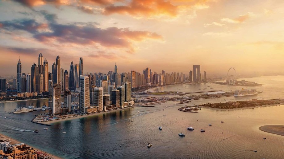 Dubaj nie wykazuje oznak spowolnienia. W ostatnim czasie miasto umocniło swoją pozycję jednego z najdynamiczniejszych rynków nieruchomości na świecie. Wolumen transakcji w pierwszej połowie 2025 roku przekroczył 431 miliardów AED (około 117 miliardów USD) , a ceny wynajmu nadal rosną – o około 10% w segmencie apartamentów i nieco mniej w segmencie willi. Co więcej, populacja miasta przekroczyła już 4 miliony , co zapewnia stabilny popyt i solidne podstawy do dalszego rozwoju. Te dane wyraźnie pokazują, że Dubaj pozostaje wyjątkowo atrakcyjnym miejscem inwestycyjnym . Nic dziwnego, że coraz więcej osób z całego świata – w tym Polacy – decyduje się tu inwestować. Warto jednak pamiętać, że nawet na tak obiecującym rynku łatwo jest podjąć decyzje, które mogą wpłynąć na ostateczny wynik inwestycyjny lub po prostu doprowadzić do rozczarowania. Dlatego, bazując na wieloletnim doświadczeniu, zebrałem najczęstsze błędy, których należy unikać. Inwestujesz w Dubaju? Unikaj tych 7 najczęstszych błędów - INFBusiness