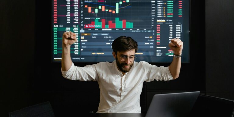 Aż 90% polskich firm zwiększyło swoje przychody w ubiegłym roku, wynika z raportu Adyen Index: Retail Report. Przedsiębiorcy pracują obecnie nad wdrażaniem strategii na bieżący rok – 29% z nich planuje otwarcie nowych sklepów stacjonarnych w kraju, a 24% planuje rozbudowę sprzedaży w ramach social commerce. Aż 90 procent firm zwiększyło swoje przychody. „Idą po więcej”. - INFBusiness