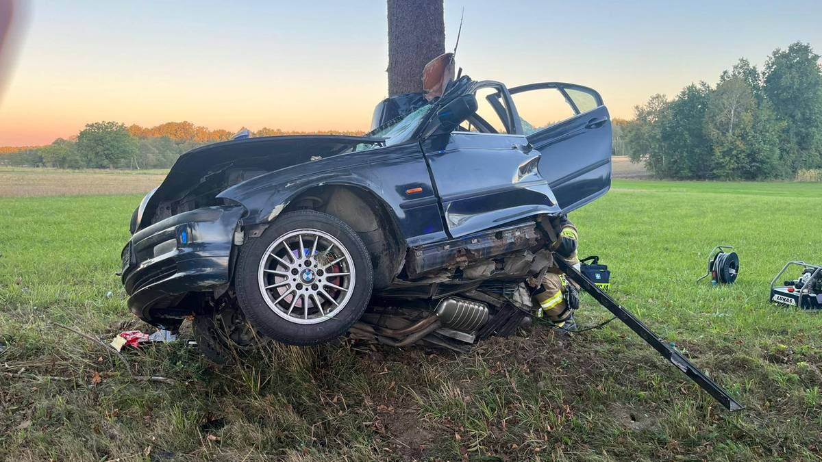 23-letni mężczyzna uległ tragicznemu wypadkowi na Lubelszczyźnie. Jego BMW uderzyło w drzewo.