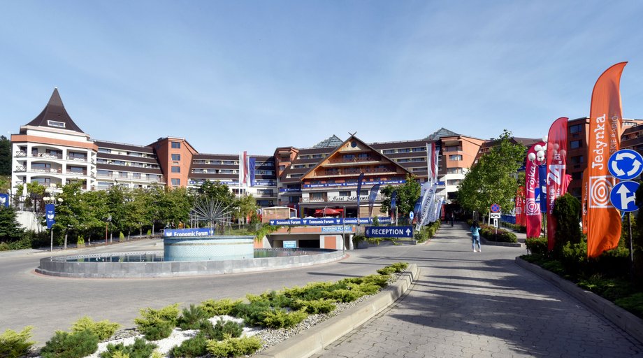 Choć dziś kojarzony jest przede wszystkim z gigantami sieci hotelowych, zmarły trzy lata temu Tadeusz Gołębiewski rozpoczął swoją przygodę z biznesem 50 lat temu od wypieku ciasteczek, mieszając ciasto w pralce Frania. Zarobione pieniądze zainwestował w biznes hotelarski, ale nie dożył otwarcia swojej najnowszej, prestiżowej inwestycji. Forum Ekonomiczne w Karpaczu w 2020 roku