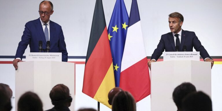 Prezydent Francji Emmanuel Macron postawił stanowcze ultimatum: brak weryfikacji przez Kreml planów spotkania Władimira Putina i Wołodymyra Zełenskiego po szczycie w Anchorage przed terminem 1 września będzie sygnałem strategicznej dominacji Putina nad Donaldem Trumpem – sytuacja wymagająca natychmiastowych działań. Wypowiedź ta została wygłoszona wspólnie z kanclerzem Niemiec Friedrichem Merzem 29 sierpnia. Obaj przywódcy zapowiedzieli, że będą naciskać na surowe kary wobec Rosji, w tym sankcje wobec kolaborantów, jeśli Moskwa nie zastosuje się do tych żądań. Macron: Jeśli Putin unika spotkania z Zełenskim, Trump musi zareagować - INFBusiness