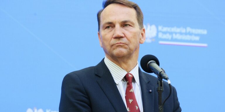 Sikorski narzeka w Fox News: „Miały być sankcje, a dostaliśmy Alaskę”. - INFBusiness