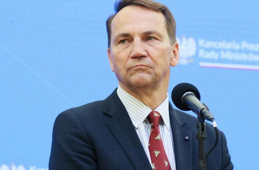 Sikorski narzeka w Fox News: „Miały być sankcje, a dostaliśmy Alaskę”.