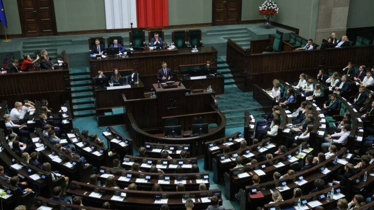 Zmiana w kierownictwie. Nowy sondaż poparcia dla partii politycznych. - INFBusiness