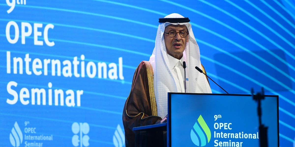 Według dwóch źródeł agencji Reuters blisko związanych z negocjacjami, OPEC+ rozważa kolejne podwyżki produkcji podczas nadchodzącej niedzielnej sesji. Koalicja dąży do odzyskania swojej pozycji rynkowej, choć wzrost produkcji grozi spadkiem światowych cen ropy. Rosja, zmuszona już do sprzedaży ropy po zaniżonych cenach z powodu sankcji, będzie musiała zmierzyć się z dalszym spadkiem dochodów. Polscy kierowcy prawdopodobnie docenią ten rozwój sytuacji, a sytuacja gospodarcza Polski, w tym jej waluta, może odczuć pozytywne skutki. Według nieoficjalnych informacji agencji Reuters, OPEC+ planuje zwiększyć produkcję