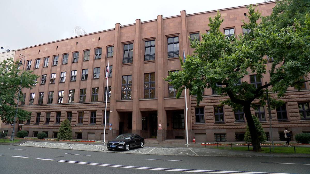 Siedziba Ministerstwa Spraw Zagranicznych Tajny dokument informacyjny MSZ skierowany do prezydenta. Schetyna: Robisz spektakl i zachowujesz się jak klaun.