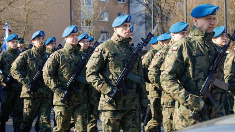 Prawie połowa Polaków deklaruje, że nie broniłaby kraju w razie wojny. Czy Polacy będą bronić swojego kraju w obliczu wojny? Najnowszy sondaż - INFBusiness