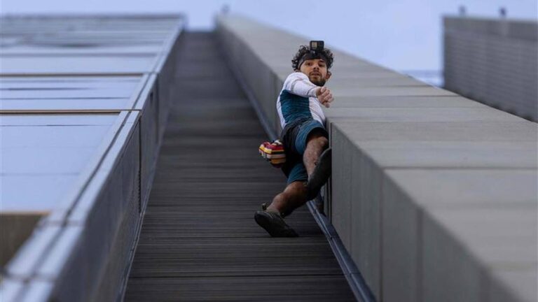 Samotnie, bez żadnego sprzętu asekuracyjnego, 24-letni Francuz wspiął się na Varso Tower. - INFBusiness