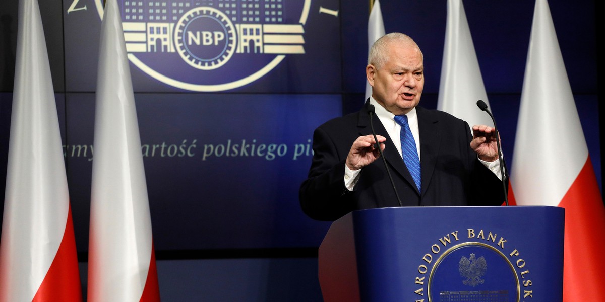 Dwa miesiące później Rada Polityki Pieniężnej (RPP) ponownie jest gotowa podjąć kluczową decyzję w sprawie stóp procentowych w Polsce. Dotychczasowe doświadczenia sugerują, że posunięcia Rady mogą być nieoczekiwane, ale sygnały wskazują na możliwość obniżki stóp na początku września. Nadal jednak istnieją argumenty przemawiające za ostrożnością w obniżaniu kosztów kredytów. Adam Glapiński, Prezes Narodowego Banku Polskiego.