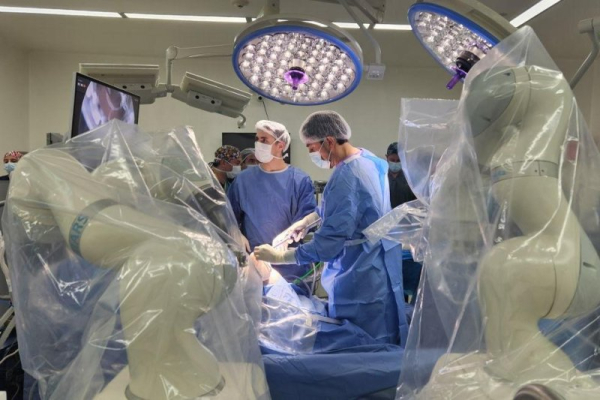Pierwsza operacja pęcherzyka żółciowego wykonana przy pomocy robota sterowanego sztuczną inteligencją