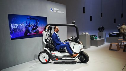 Częściowo skuter, częściowo samochód, częściowo hulajnoga. BMW ma pomysł na nowy pojazd.