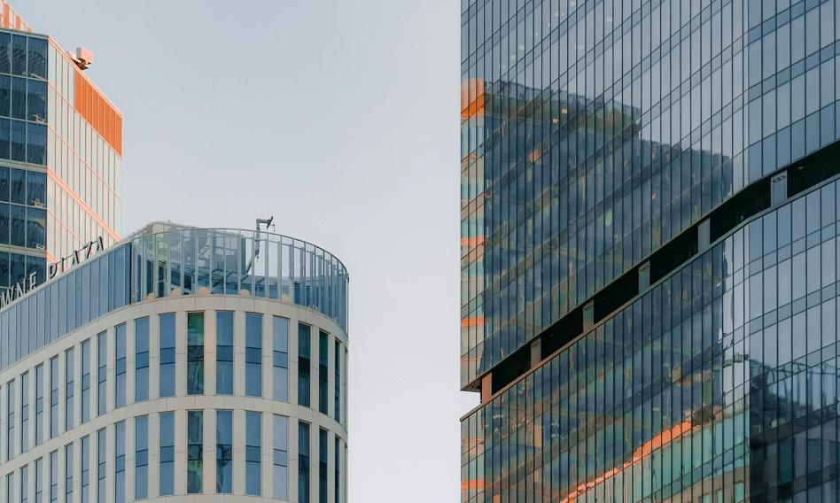 W Polsce w 2018 roku w budowie było 125 projektów biurowych, ale obecne dane wskazują na drastyczny spadek do zaledwie 24. Firmy konkurują teraz o najlepsze lokalizacje, co może spowodować gwałtowny wzrost cen najmu, jak wynika z czwartkowego artykułu w „Rzeczpospolitej”. Sektor biurowy stoi w obliczu gwałtownego spadku. Trwa ostra rywalizacja o najlepsze lokalizacje.