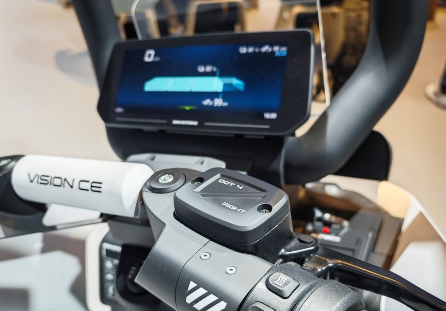 BMW Motorrad zaprezentowało swój model koncepcyjny Vision CE. Jak wyjaśniają przedstawiciele firmy, to coś pomiędzy klasycznym skuterem, motocyklem, samochodem i hulajnogą. Podkreślają, że może to być świetny sposób na poruszanie się po dużych miastach, gdzie rosną ograniczenia dotyczące klasycznych samochodów. Kierownica i panel